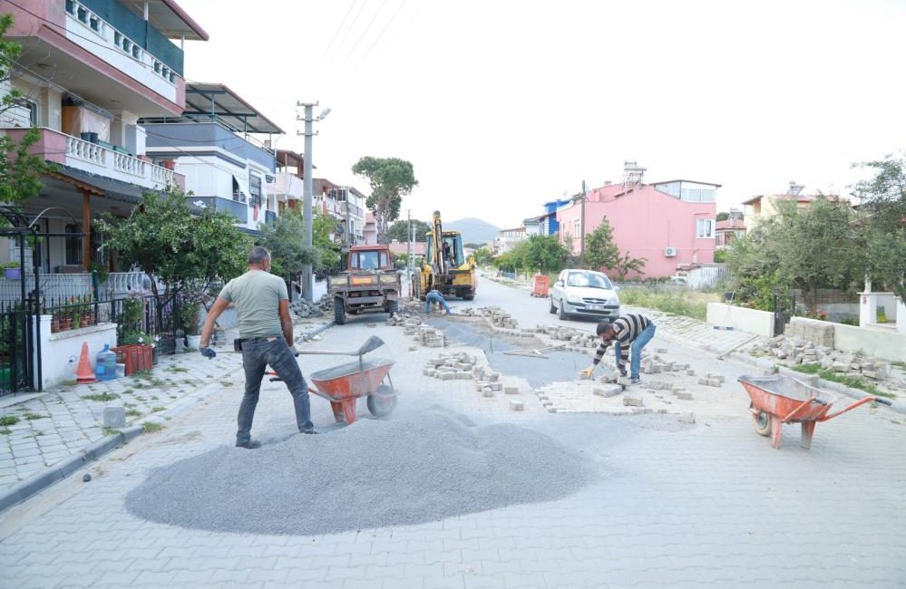 Burhaniye Belediyesi Fen İşleri Müdürlüğü ekipleri, ilçenin çeşitli bölgelerinde altyapı