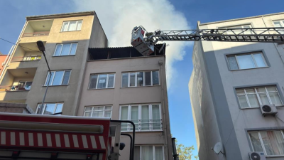 Balıkesir’in merkez ilçesi Altıeylül’de 3 katlı binanın çatısında çıkan yangın,