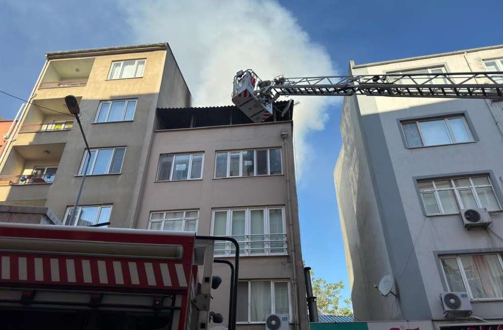 Balıkesir merkezde korkutan çatı yangını Balıkesir’in merkez ilçesi Altıeylül’de 3 katlı binanın çatısında çıkan yangın,