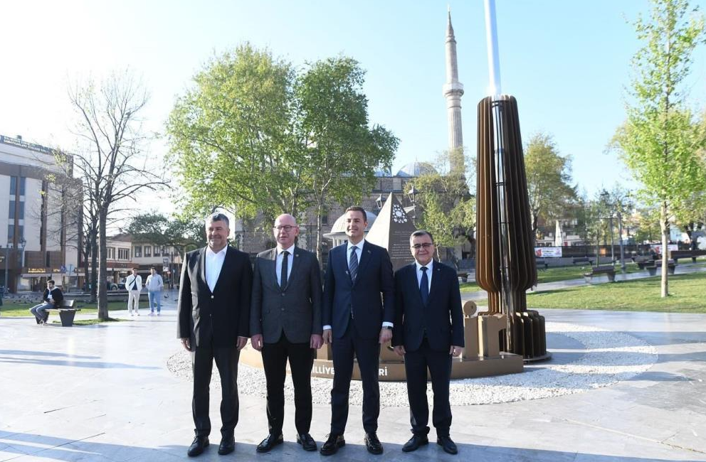 Balıkesir’in tarihi Zağnos Paşa Cami’nde kılınan bayram namazı sonrasında il