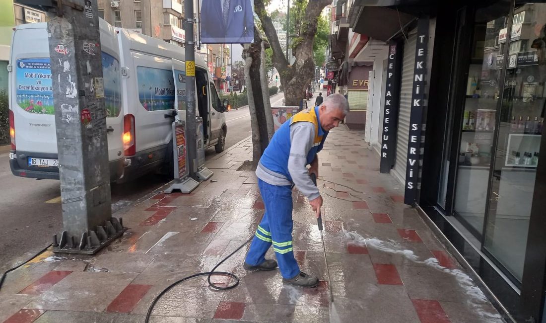 Bandırma’da belediye ekipleri tarafından İnönü Caddesi, Cumhuriyet Meydanı ve Sevgi