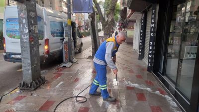 Bandırma’da belediye ekipleri tarafından İnönü Caddesi, Cumhuriyet Meydanı ve Sevgi
