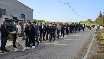 Doğanpınar kırsalındaki köy halkı, atalarından gördükleri bayram namazının ardından köy