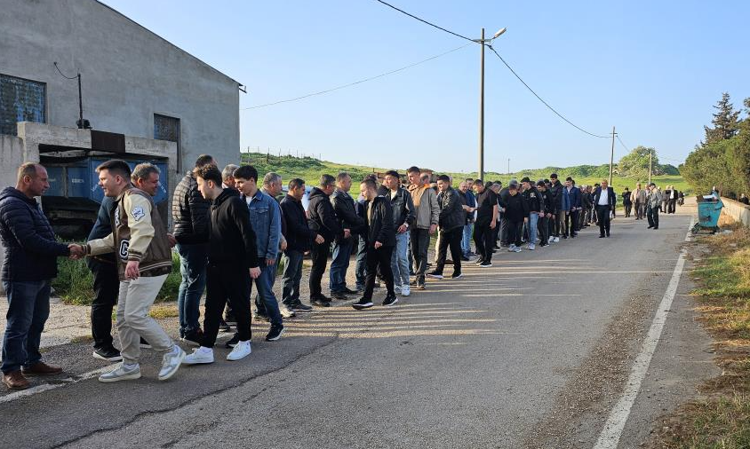 Doğanpınar kırsalındaki köy halkı, atalarından gördükleri bayram namazının ardından köy
