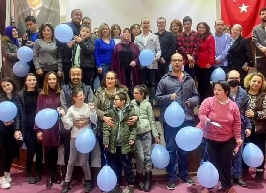Başkan Çalışkan, “Özel çocuk ailelerine biraz daha anlayışlı davranılmalı” Bandırma Engelime Renk Ver Derneği Başkanı Nercü Çalışkan, Otizm Farkındalık