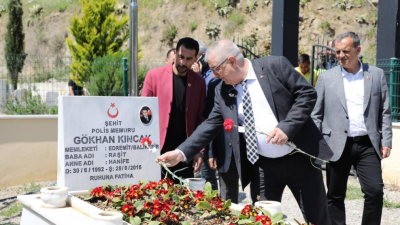 Edremit Belediye Başkanı Mehmet Ertaş, ilçedeki şehitlikleri ve kabristanlıkları ziyaret