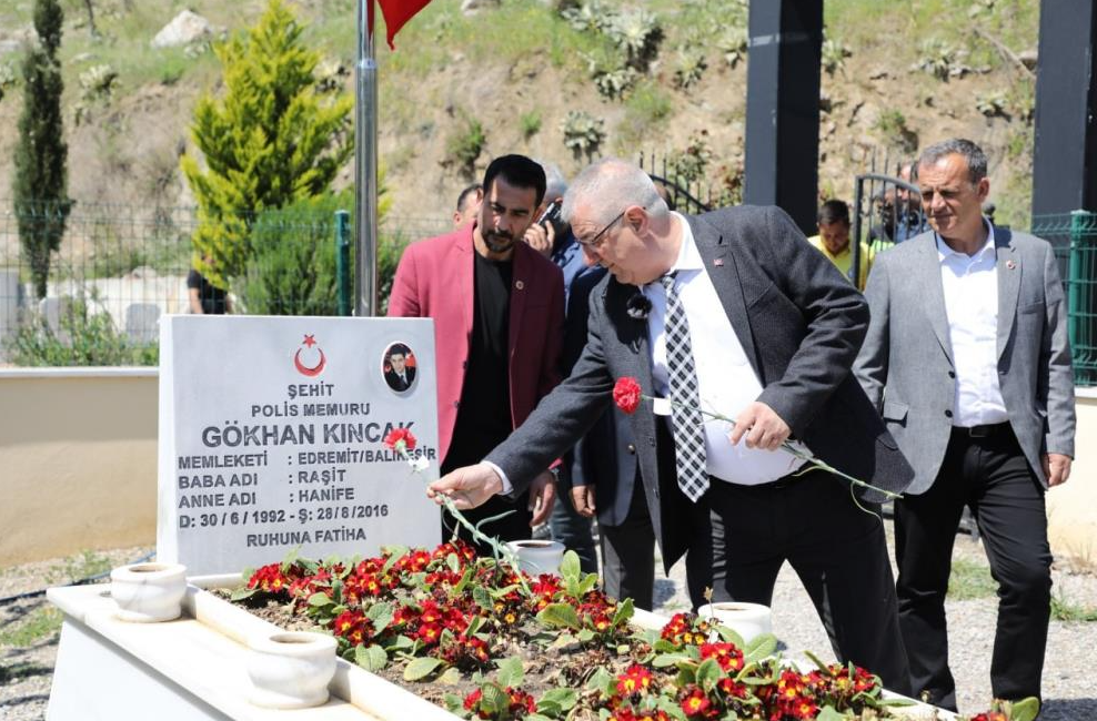 Edremit Belediye Başkanı Mehmet Ertaş, ilçedeki şehitlikleri ve kabristanlıkları ziyaret