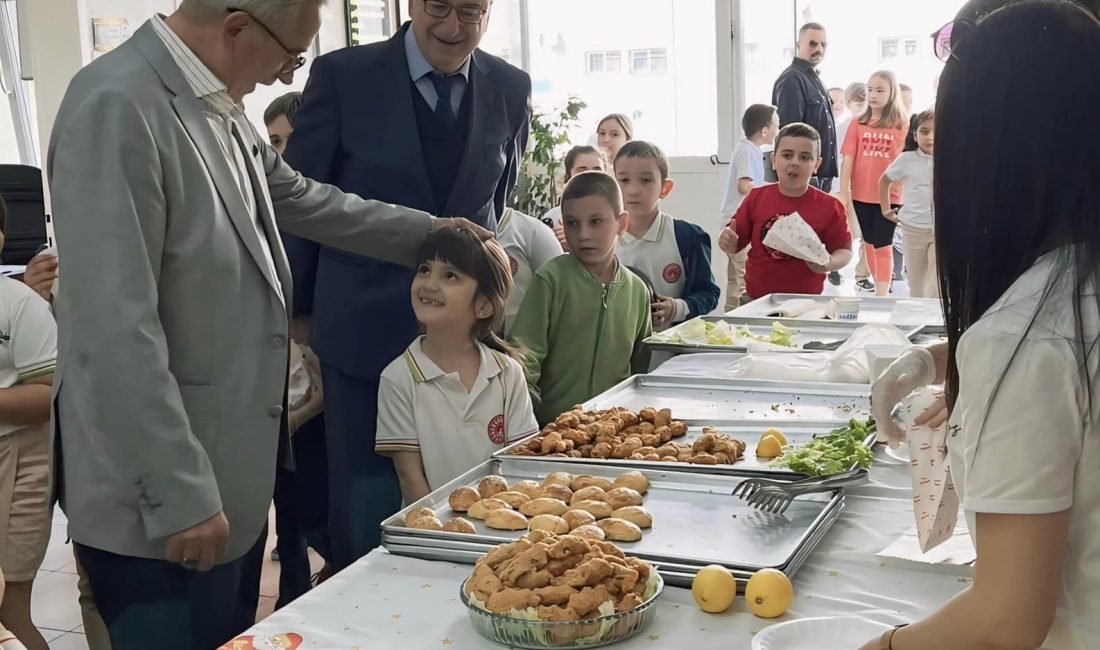 Atatürk İlköğretim Okulu’nda düzenlenen kermese katılan Erdek Belediye Başkanı, öğrencilerle