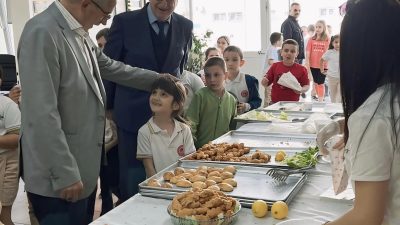 Atatürk İlköğretim Okulu’nda düzenlenen kermese katılan Erdek Belediye Başkanı, öğrencilerle