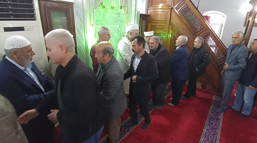 Edremit”te bayram namazı sonrası cemaatlerin katılımıyla geleneksel bayramlaşma yapıldı.Edremit ilçe