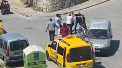 Aydın’ın Kuşadası ilçesi’nde birbirlerine yol vermediği ileri sürülen sürücüler ve