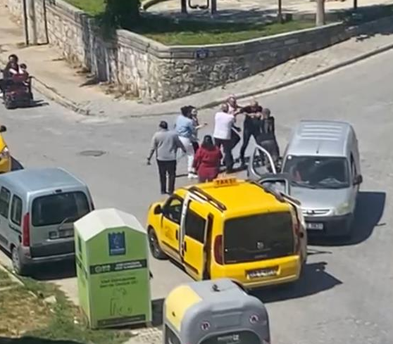 Aydın’ın Kuşadası ilçesi’nde birbirlerine yol vermediği ileri sürülen sürücüler ve