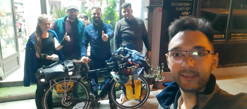 Bisikleti ile Moğolistan’a giden İtalyan fizyoterapist Havran’da kayboldu Bisikleti ile Moğolistan’a giderken yolunu şaşıran İtalyan bisikletli gezgine Balıkesir’in