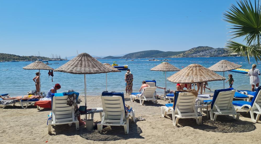 Bodrum sahillerinde bayram hareketliliği Hava sıcaklığının 27, deniz suyu sıcaklığının 19 derece ölçüldüğü Muğla’nın
