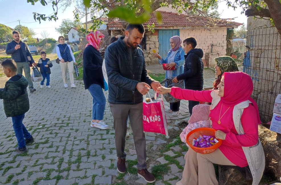 Manisa’nın Gördes ilçesine bağlı Kuşluk Mahallesi’nde genç yaşlı demeden vatandaşlar