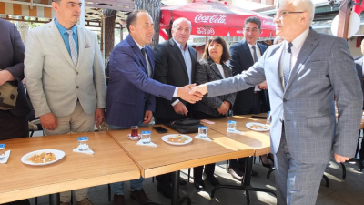 Burhaniye’de bayramlaşma töreni bürokratlarla vatandaşları buluşturdu. Kaymakam İlyas Memiş ve