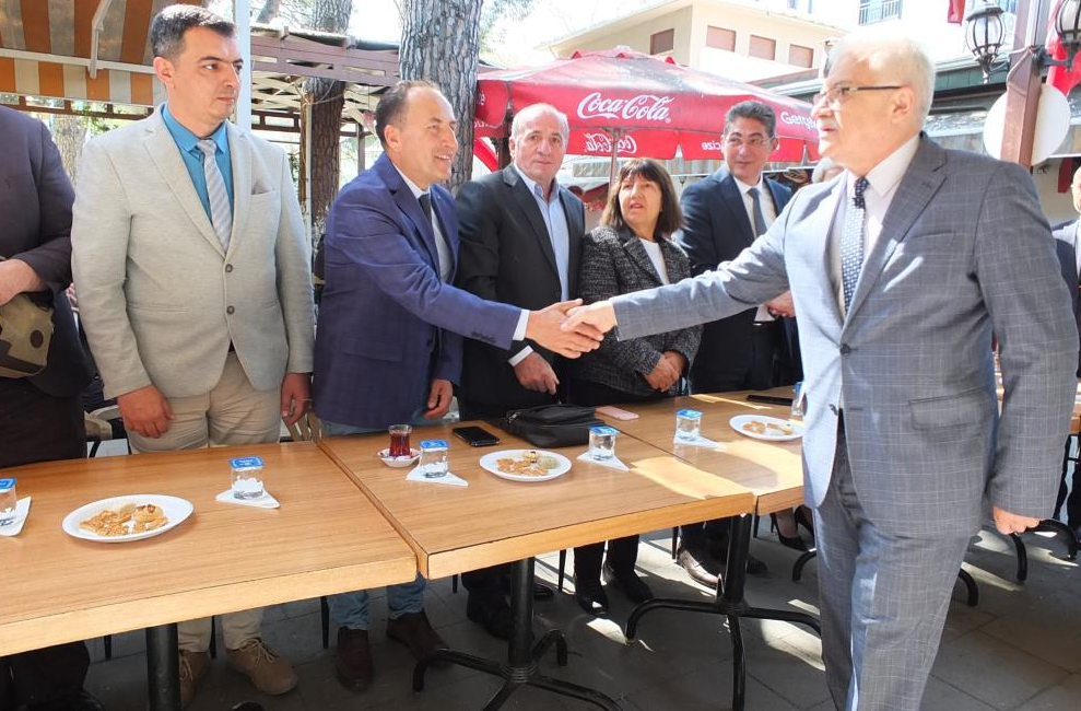 Burhaniye’de bayramlaşma töreni bürokratlarla vatandaşları buluşturdu. Kaymakam İlyas Memiş ve