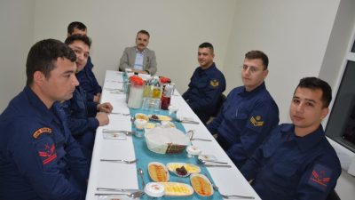 Edremit Kaymakamı Ahmet Odabaş, ilçede görev yapan Sahil Güvenlik personeliyle
