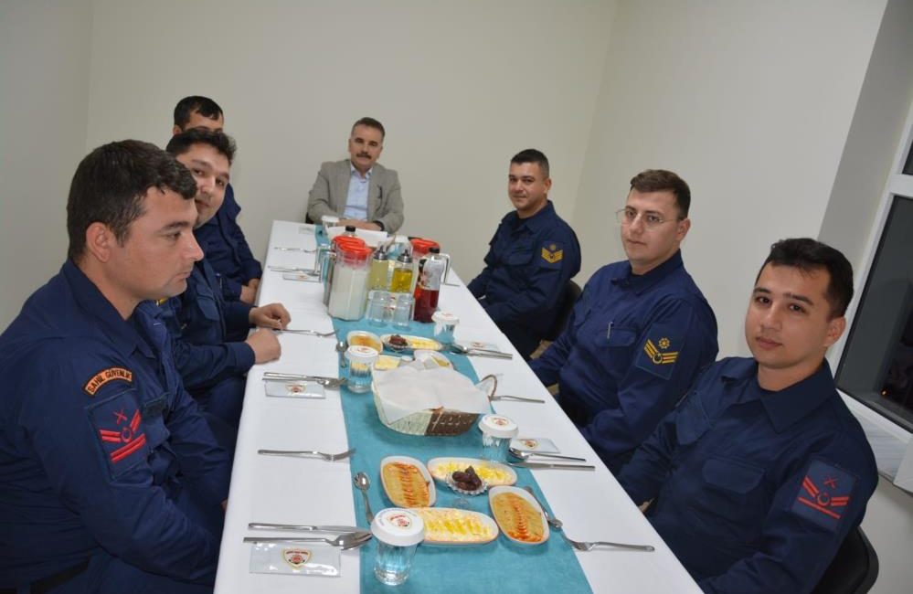 Edremit Kaymakamı Odabaş Sahil Güvenlik personeli ile iftar yemeğinde bir araya geldi Edremit Kaymakamı Ahmet Odabaş, ilçede görev yapan Sahil Güvenlik personeliyle