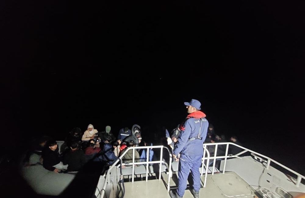 Ayvalık açıklarında, yasa dışı yollarla Midilli Adası’na gitmeye çalışan 60