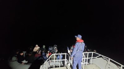 Ayvalık açıklarında, yasa dışı yollarla Midilli Adası’na gitmeye çalışan 60