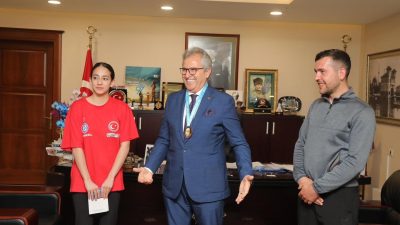 Bandırmalı Milli Yüzücü İnanç Güvercin, Bulgaristan’da düzenlenen şampiyonada 3’üncü oldu.