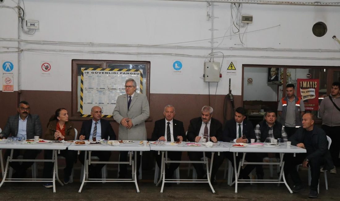 Belediye şantiyesindeki personellerle bir araya gelen Bandırma Belediye Başkanı Dursun