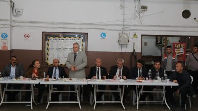 Belediye şantiyesindeki personellerle bir araya gelen Bandırma Belediye Başkanı Dursun