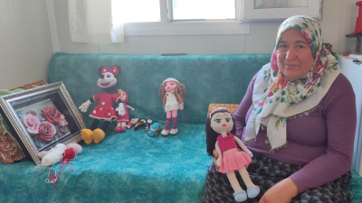 Kahramanmaraş’ta depremzede kadının yaptığı bez bebekler geçim kaynağı oldu.Türkoğlu ilçesi
