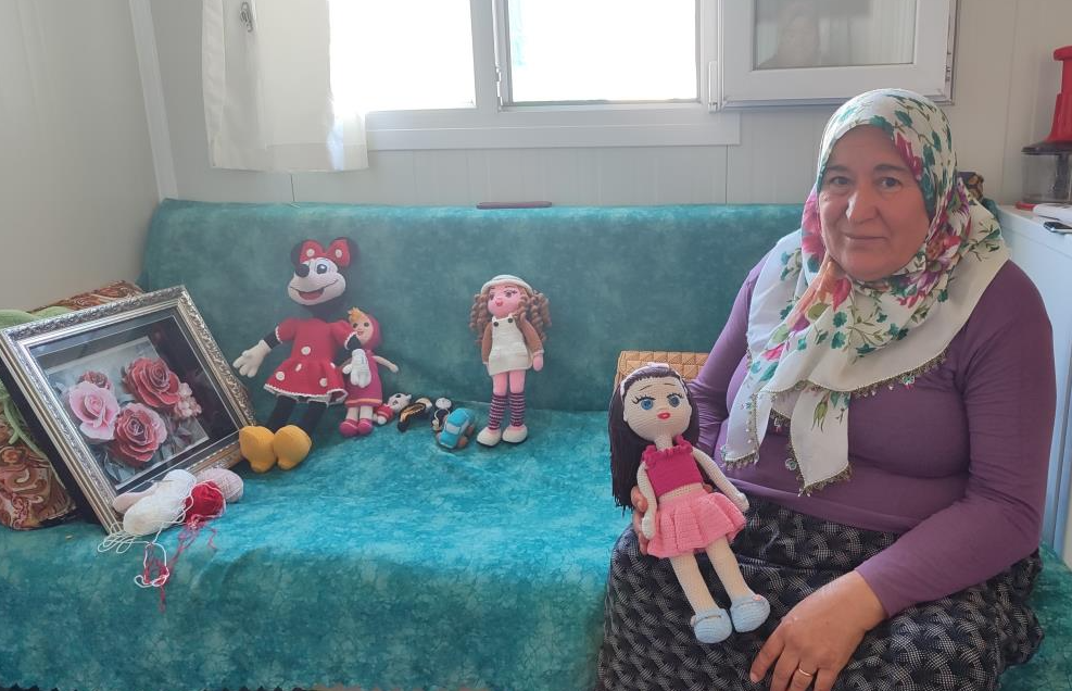 Kahramanmaraş’ta depremzede kadının yaptığı bez bebekler geçim kaynağı oldu.Türkoğlu ilçesi