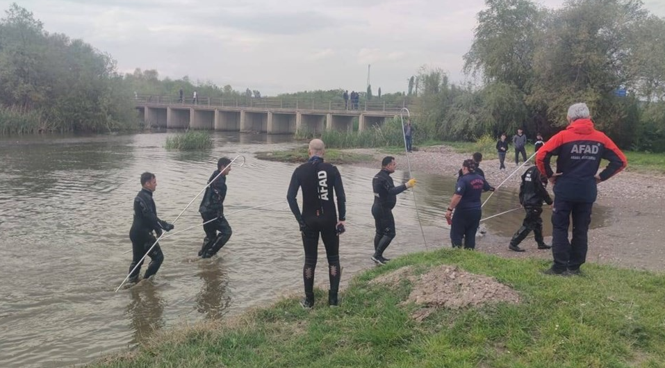 Dereye düşen adamın cansız bedeni bulundu Balıkesir’de dereye balık tutmak için giden ve ayağının kayıp dereye