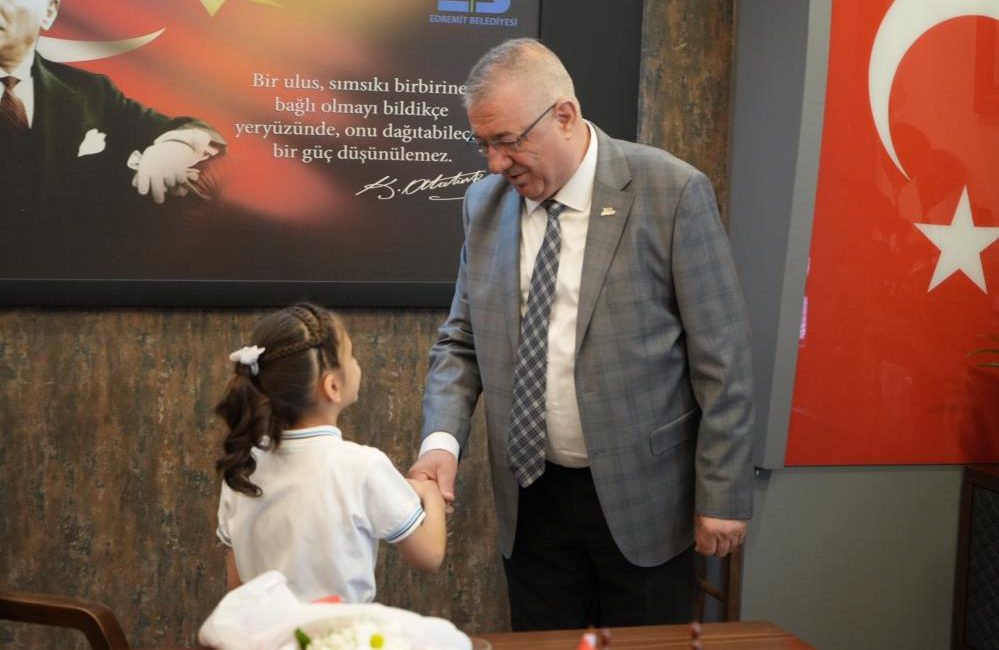 Edremit Belediyesi’nde koltuk çocukların 23 Nisan Ulusal Egemenlik ve Çocuk Bayramı sebebiyle Edremit Belediye
