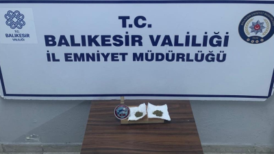 Edremit’te Yunus ekiplerinin “dur” ihtarına uymayanların attığı peçetelerden 8 gram