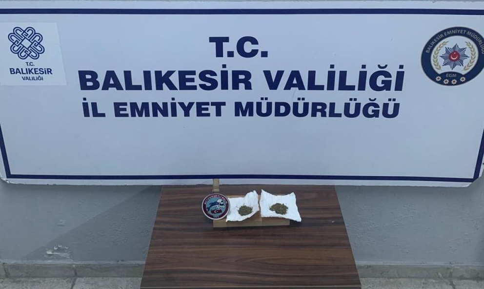 Edremit’te ‘dur’ ihtarına uymayan şahıslardan uyuşturucu çıktı Edremit’te Yunus ekiplerinin “dur” ihtarına uymayanların attığı peçetelerden 8 gram