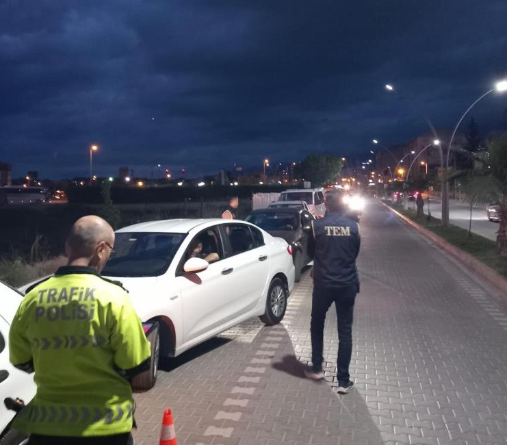 Edremit’te şok asayiş ve trafik uygulaması Edremit’te umuma açık yerlerde asayiş, trafiğin yoğun olduğu noktalarda ise