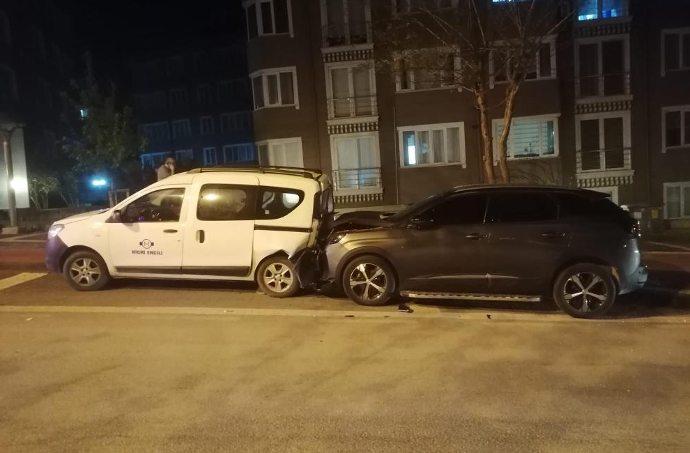 Bandırma’da polisin dur ihtarına uymayan ehliyetsiz sürücü kaçmaya çalışırken kaza