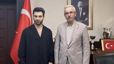 Turizmin kenti Erdek’e sahne almak için gelen Sanatçı Emre Kaya,