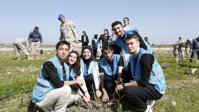 BANÜ’de öğrenciler şehitlerin ismini verdikleri fidanları toprakla buluşturarak ilk can