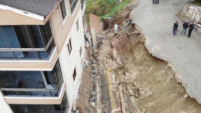 Bursa’nın Gemlik ilçesinde yağmurun etkisiyle istinat duvarı apartmanın üzerine çöktü.
