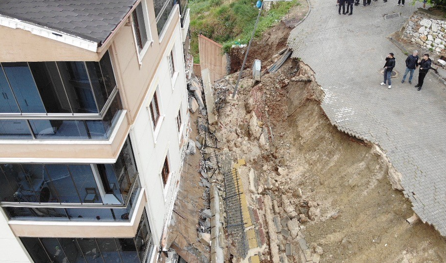 Gemlik’teki heyelanın boyutu havadan görüntülendi Bursa’nın Gemlik ilçesinde yağmurun etkisiyle istinat duvarı apartmanın üzerine çöktü.