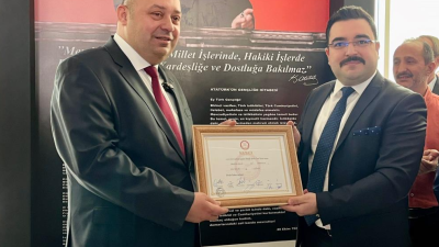 Gönen’de CHP’den ikinci kez belediye başkanı seçilen İbrahim Palaz mazbatasını
