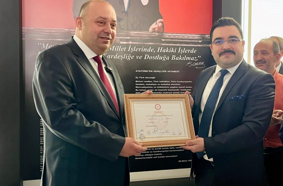 Gönen’de CHP’den ikinci kez belediye başkanı seçilen İbrahim Palaz mazbatasını