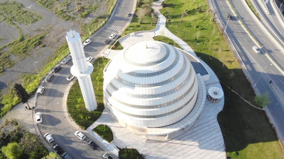 Kartal’da bulunan Ahmet Yılmaz Camii, yarım küre şeklindeki yapısıyla ilgi