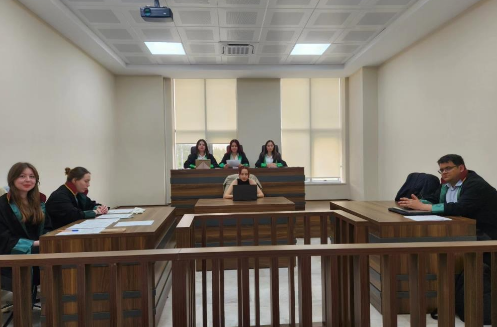 Hukuk öğrencilerinden uygulamalı ders Balıkesir Üniversitesi Hukuk Fakültesi’nde medenî usul hukuku dersinde yazılı yargılama