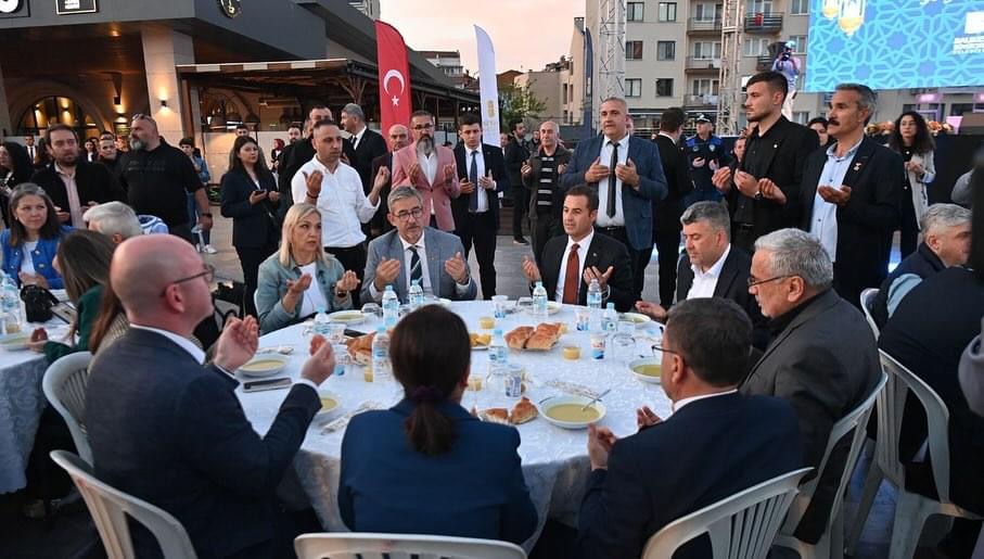 Balıkesir Büyükşehir Belediye Başkanı Ahmet Akın, Zağnos Paşa Camisi Meydanı’nda