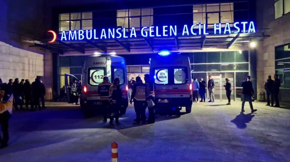 İntihar etmek için 4’üncü kattan atlayan şahıs, başka bir kişinin üzerine düştü Hatay’ın Payas ilçesinde intihar etmek için 4. Kattan atlayan şahıs,