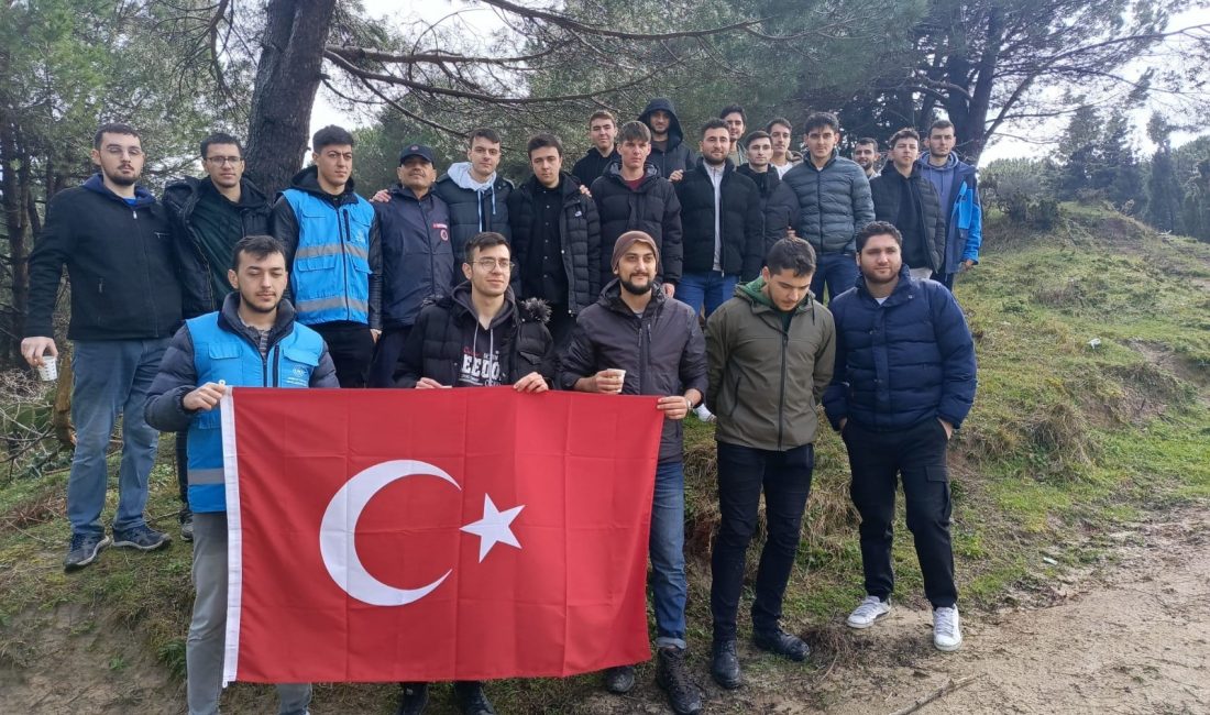 Bandırma’da gönüllü öğrenciler Bandırma Müftülüğü Gençlik Koordinatörlüğü’nde kamp yaparak izcilik