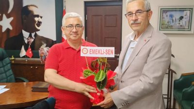 Erdek Belediye Başkanı Burhan Karışık’ı makamında ziyaret eden Disk Emekli-SEN