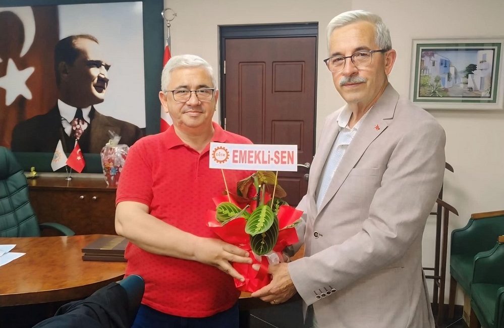 Erdek Belediye Başkanı Burhan Karışık’ı makamında ziyaret eden Disk Emekli-SEN