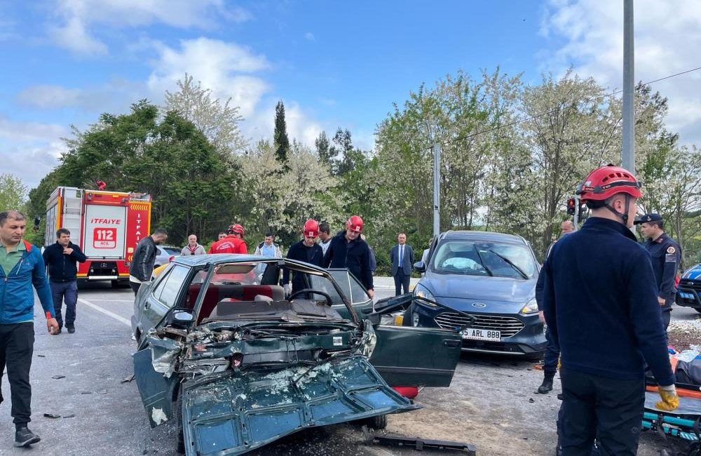 Balıkesir’de trafik kazası: 1 ölü 5 yaralı Altıeylül ‘de iki otomobilin çarpışması sonucu 1 kişi öldü, 5
